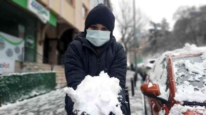 Adana’nın bir mahallesine çocuklara karne hediyesi olarak kamyonla kar getirildi. Karla oynamayı sever misiniz?