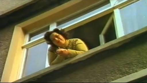 Meraklı komşu teyzeleriniz var mı?