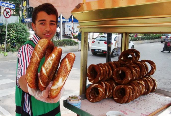 Simit beş lira oluyor! Sizce simit yiyerek geçinmek mümkün mü?