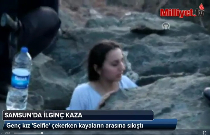 Selfie çekerken kayaların arasına sıkıştı! Gezerken selfie çekmeden duramayan arkadaşlarınız var mı?