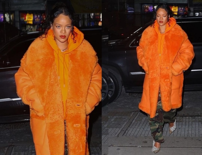 Rihanna giyince inanılmaz tarz duran asker deseni pantolon üstüne turuncu palto kombini biz yapsak ne derler😂?