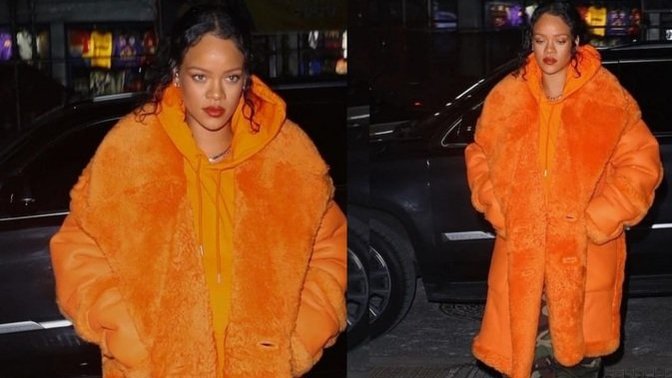 Rihanna giyince inanılmaz tarz duran asker deseni pantolon üstüne turuncu palto kombini biz yapsak ne derler😂?