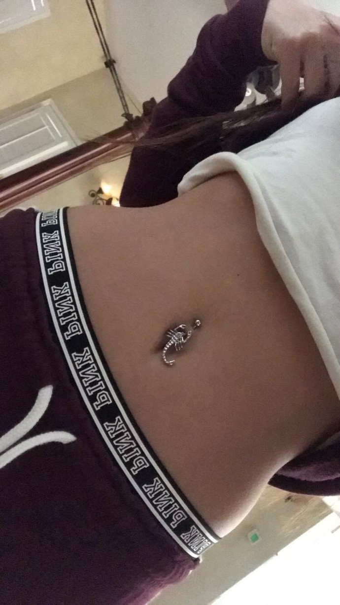 Akrep göbek piercingim sizce nasıl duruyor, top şeklinde piercinge geri mi dönsem?