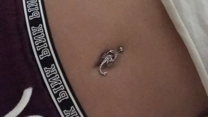 Akrep göbek piercingim sizce nasıl duruyor, top şeklinde piercinge geri mi dönsem?