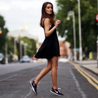 Mini elbisenin altına spor ayakkabı güzel durur mu?