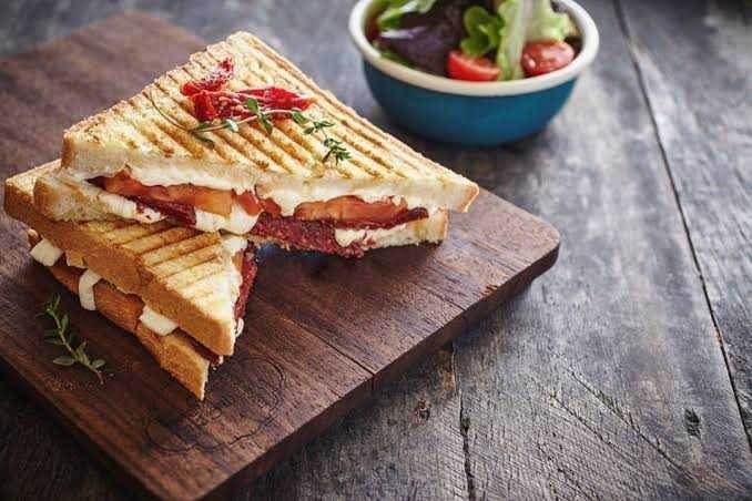 İlk buluşmada sucuklu tost yenir mi?
