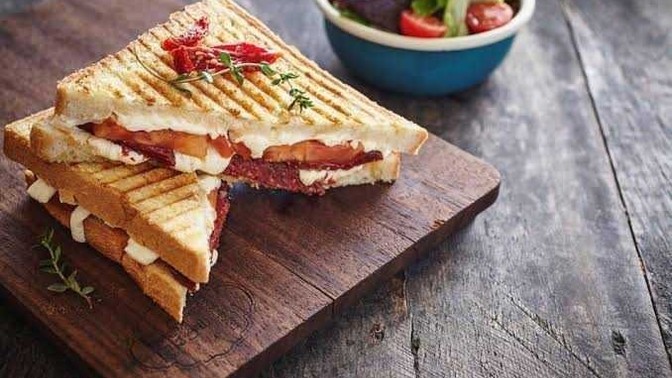 İlk buluşmada sucuklu tost yenir mi?
