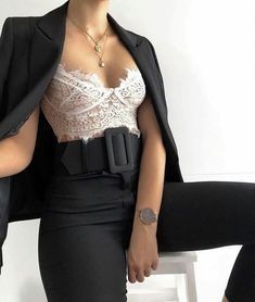 Bu takım elbisede kadınlara &ouml;zg&uuml; olsun bari:))