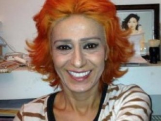 Turuncu saç , beyaz tene sahip olup çirkin olan kız gördünüz mü?
