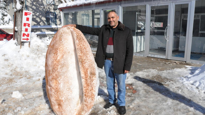 Bu da oldu, 30 yıllık fırıncı kardan ekmek yaptı. Şaşırdınız mı?