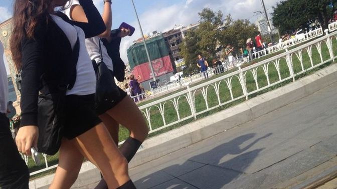 Kızlar, lisede mini etek giyilmesi normal mi?