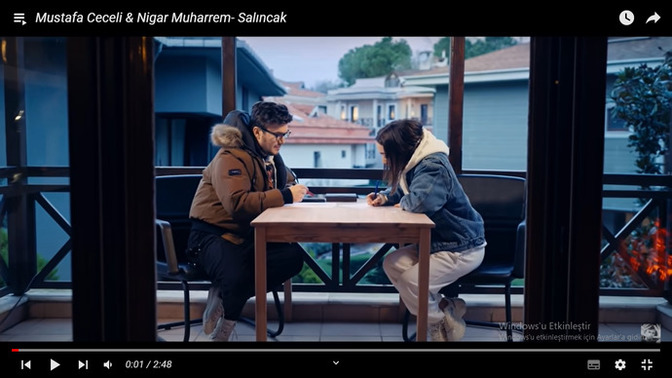 Sizce Mustafa Ceceli- Salıncak şarkısındaki montun markası nedir?