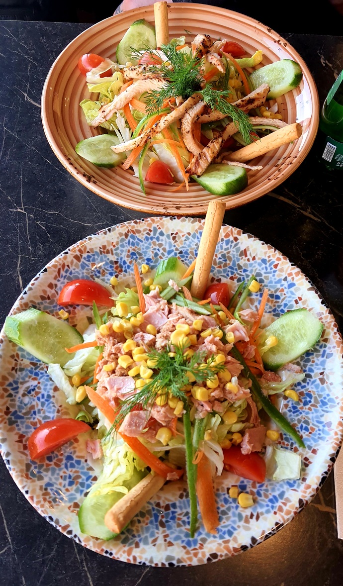 Ton balıklı salata mı, tavuklu sezar salata mı?