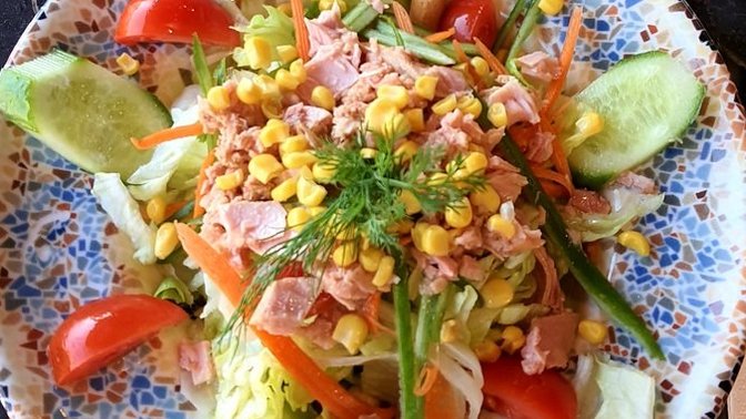 Ton balıklı salata mı, tavuklu sezar salata mı?