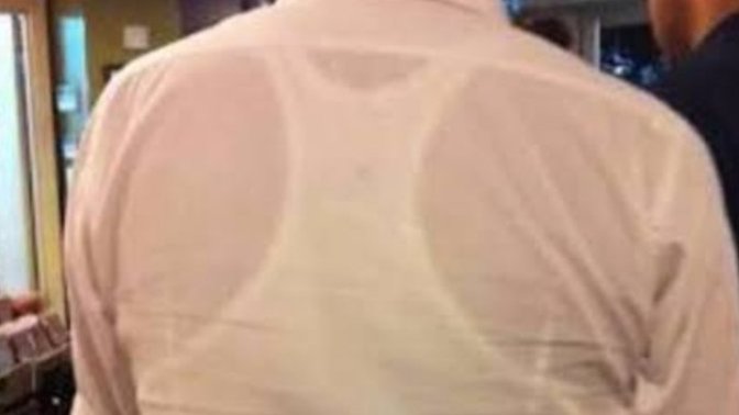 Beyaz gömlek altında beyaz atletin fazlasıyla belli olması sizce nasıl bir görüntüdür?