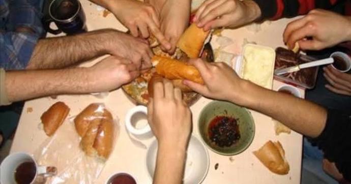 Flörtünüz ile ilk buluşmada aynı tabaktan bir şeyler yemek istese ne düşünürsünüz?