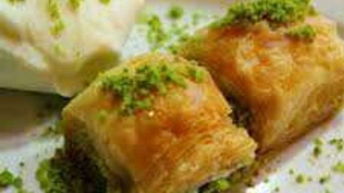 Baklavanın yanına yoğurt mu yakışır, yoksa dondurma mı?