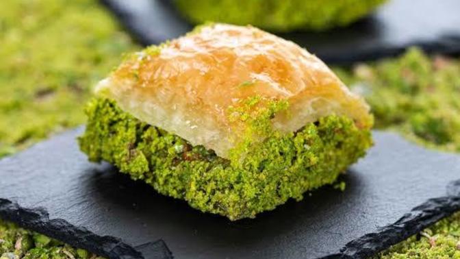Bir dilim baklavanın fiyatı dudak uçuklatıyor. Artık baklava yemekte lüks mü oldu sizce?