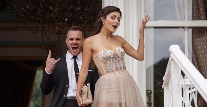 Hande Erçel ve Kerem Bürsin, ELLE Girl Rusya’nın yaptığı ankette “2021’in En Havalı Kızı ve Erkeği” oldu, duydunuz mu?