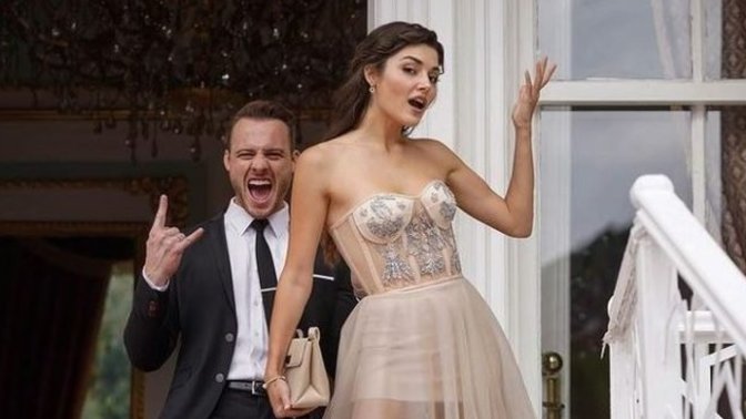 Hande Erçel ve Kerem Bürsin, ELLE Girl Rusya’nın yaptığı ankette “2021’in En Havalı Kızı ve Erkeği” oldu, duydunuz mu?