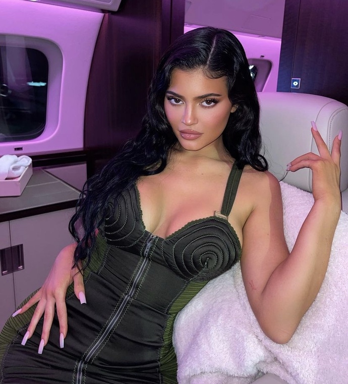Kylie Jenner, oğlunun adını Wolf (Kurt) koydu. Kurt bakışlım diye sevmeye devam mı😂?