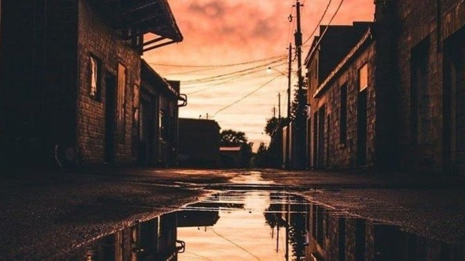 Sürekli kendini övme peşinde olan biri kendinde olan neyi saklamak istiyordur?