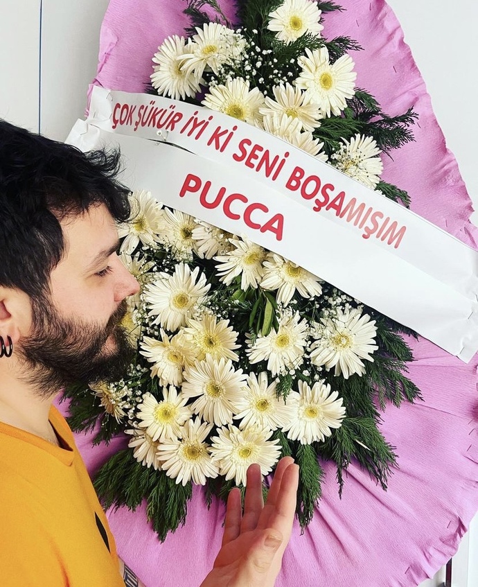Pucca, eski kocasına “Çok şükür iyi ki seni boşamışım” diye çelenk gönderdi! Gününüz şenlenmedi mi😂?