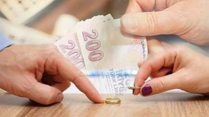 Nafaka gönderirken açıklamaya haram olsun yazan adam 15000₺ tazminat ödemeye mahkum edildi. Evlilik erkeği finansal köle mi yapar?