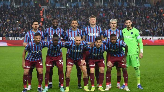 Şampiyonluğa yaklaşmakta olan Trabzonsporun kadrosunda en beğendiğiniz oyuncu hangisidir?