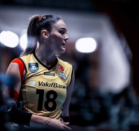 Voleybolcu Zehra Güneş çok örnek bir sporcu değil mi?