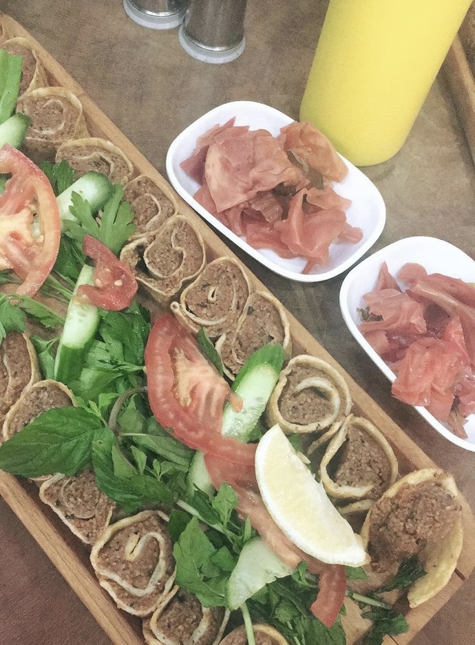 Arkadaşlarımla sushi çiğ köfte yemeye geldik. Çiğ köftenin sushi şeklinde servis edilmesi saçma mı?