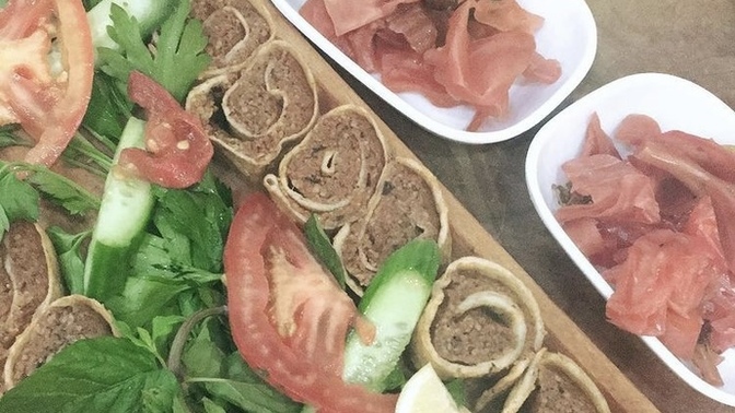 Arkadaşlarımla sushi çiğ köfte yemeye geldik. Çiğ köftenin sushi şeklinde servis edilmesi saçma mı?