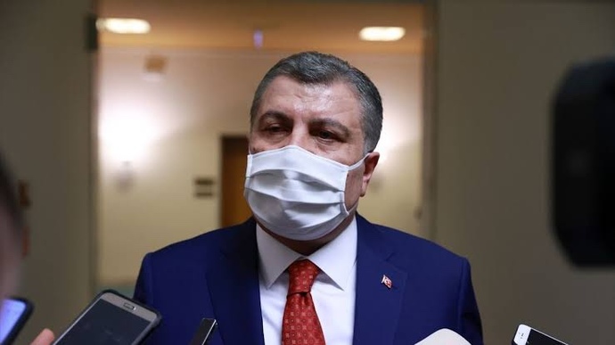 Fahrettin Koca maskeleri ne zaman çıkaracağımızı haftaya açıklayacakmış. Sağlık Bakanının Acun Ilıcalı gibi davranması normal mi?