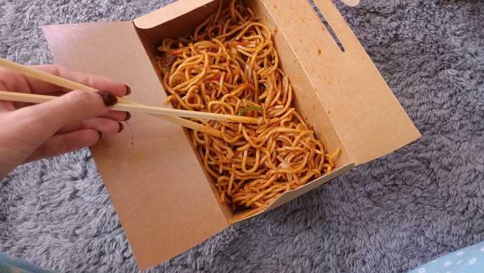 Manitle ilk ev buluşmasında noodle söyledik çubuklarla yiyemedim. Rezil olmuş muyumdur?