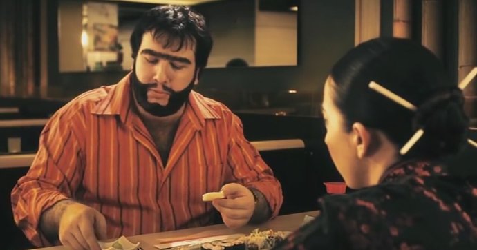 Manitle ilk ev buluşmasında noodle söyledik çubuklarla yiyemedim. Rezil olmuş muyumdur?