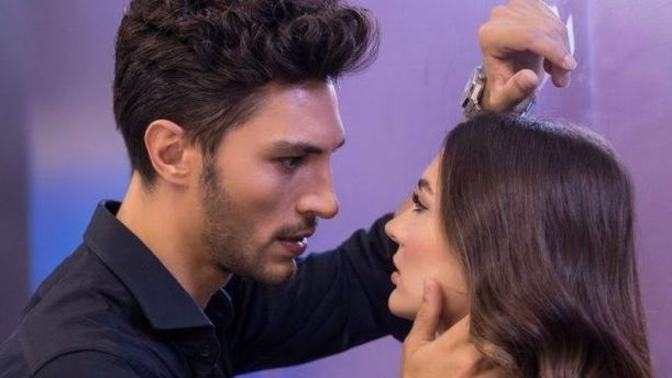 Deli gibi aşık olsan da gurur yapar mısın?