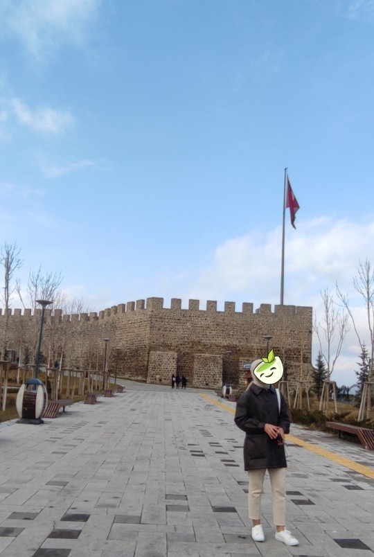 Görseldekiler gibi giyinen biri, tesettüre uygun mu giyiniyor sizce?
