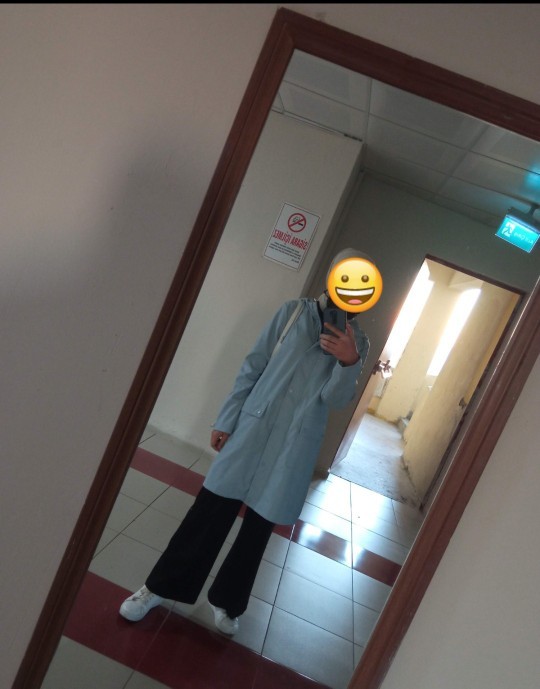 Görseldekiler gibi giyinen biri, tesettüre uygun mu giyiniyor sizce?