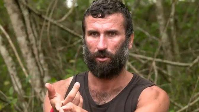 Survivorda kızlar Hikmeti çok seviyor sizce Hikmet ne yapıyorda kızlar bu kadar seviyor ;) ?