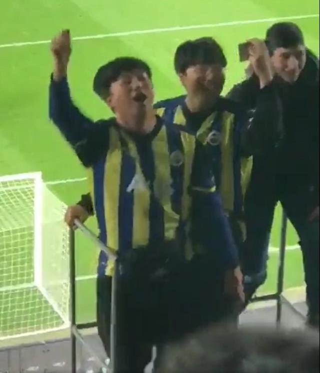 Fenerbahçenin tribününde amigoluk yapan Güney Koreliler, Kuzey Koreye yönelik küfürlü tezahürat yaptırdı. Ne düşünüyorsunuz?