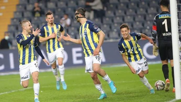 Fenerbahçenin tribününde amigoluk yapan Güney Koreliler, Kuzey Koreye yönelik küfürlü tezahürat yaptırdı. Ne düşünüyorsunuz?