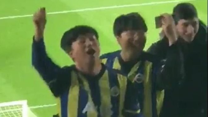 Fenerbahçe'nin tribününde amigoluk yapan Güney Koreliler, Kuzey Kore'ye yönelik küfürlü tezahürat yaptırdı. Ne düşünüyorsunuz?
