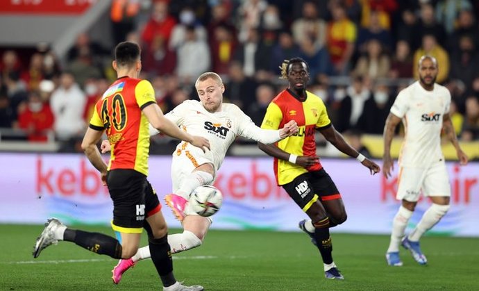 Göztepe 2 - 3 Galatasaray: Sarı-kırmızılılar kritik bir galibiyet aldı! GS, küme düşmekten kurtulur mu sizce?