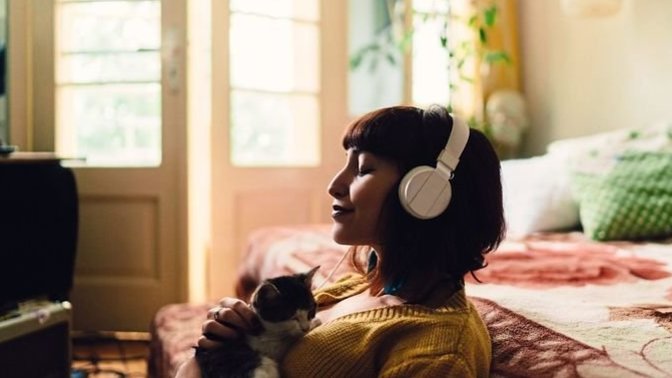 Üzgün olduğunda mı yoksa mutlu olduğunda mı müzik dinlemeyi daha çok seversin?