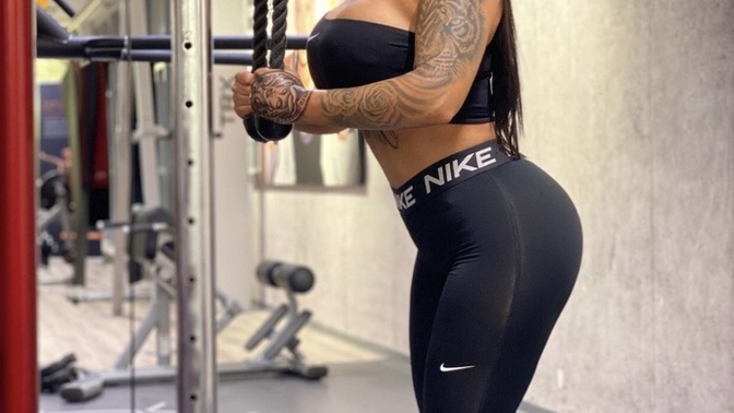 Eşinizin/ Ablanızın/ Annenizin/ fitnes salonunda böyle giyinmesine karışır mısınız?