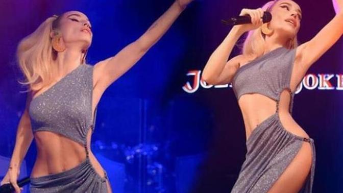 Açık seçik kıyafetlerle konser veren sanatçılar hakkında ne düşünüyorsunuz?