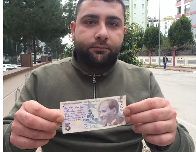 Her yerde 5 liranın sahibini arıyor! Sizce paranın sahibini bulabilecek mi?