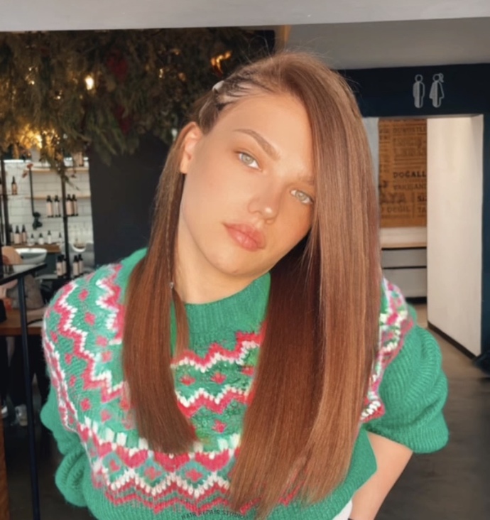 Yeni saçlarıyla yağmurlu günlere inat güneş havası estiren ünlülerden hangisi şahane😍?