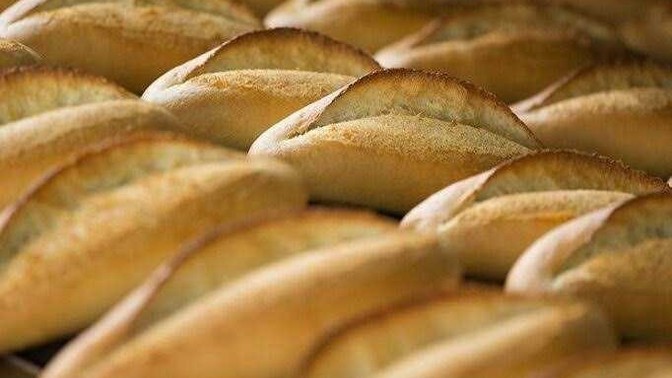 Taze ekmeklerin yarı fiyatına bayat ekmekler satılıyormuş artık, nereye gidiyoruz böyle? Yarı fiyatına bayat ekmek alır mısınız?