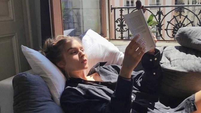Kitap okurken sırnaşan sevgiliyi naparsınız?